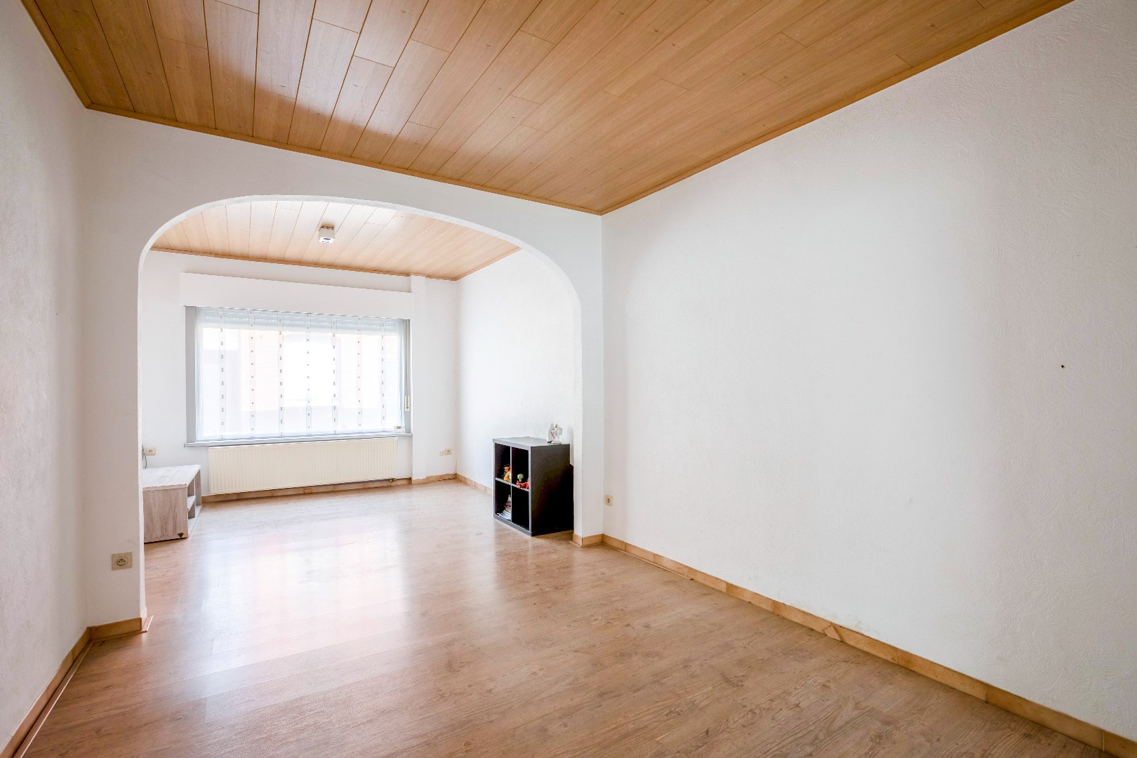 Toffe woning in rij met ingerichte tuin en garagebox 