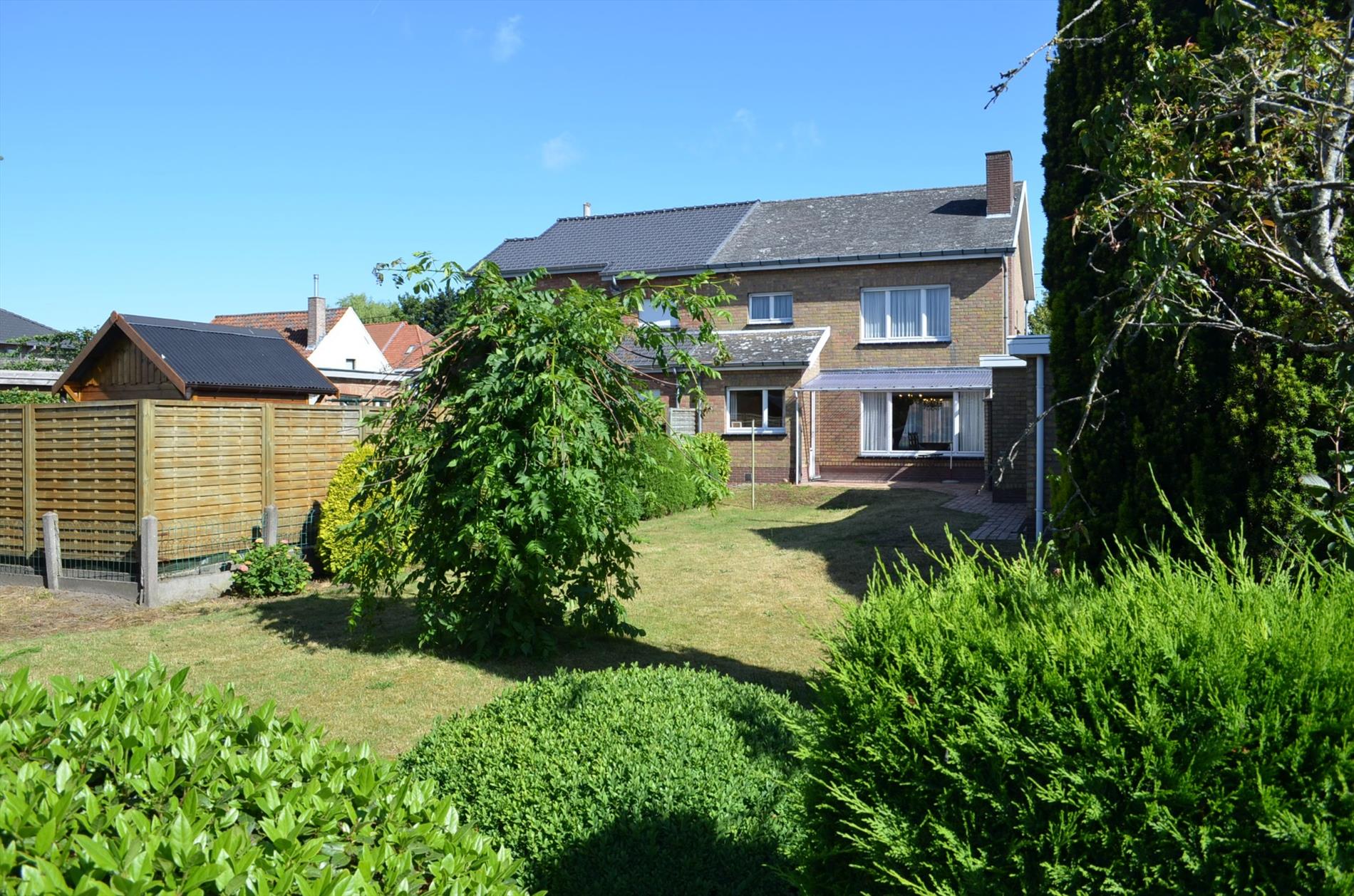 Op te frissen woning op 709m² rustig gelegen te Adegem 