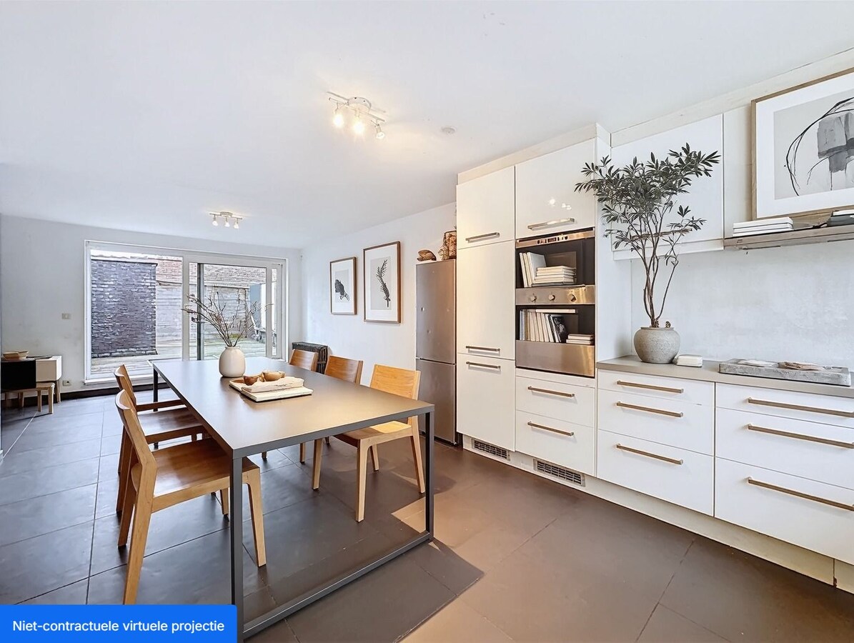 Opbrengsteigendom bestaande uit 3 appartementen en handelsgelijkvloers gelegen in het centrum van Koekelare 