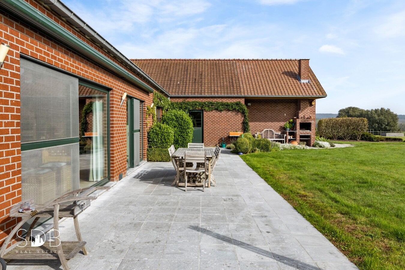 Hedendaagse gezinswoning met aanpalende graslanden en stallen op 5.030m² 