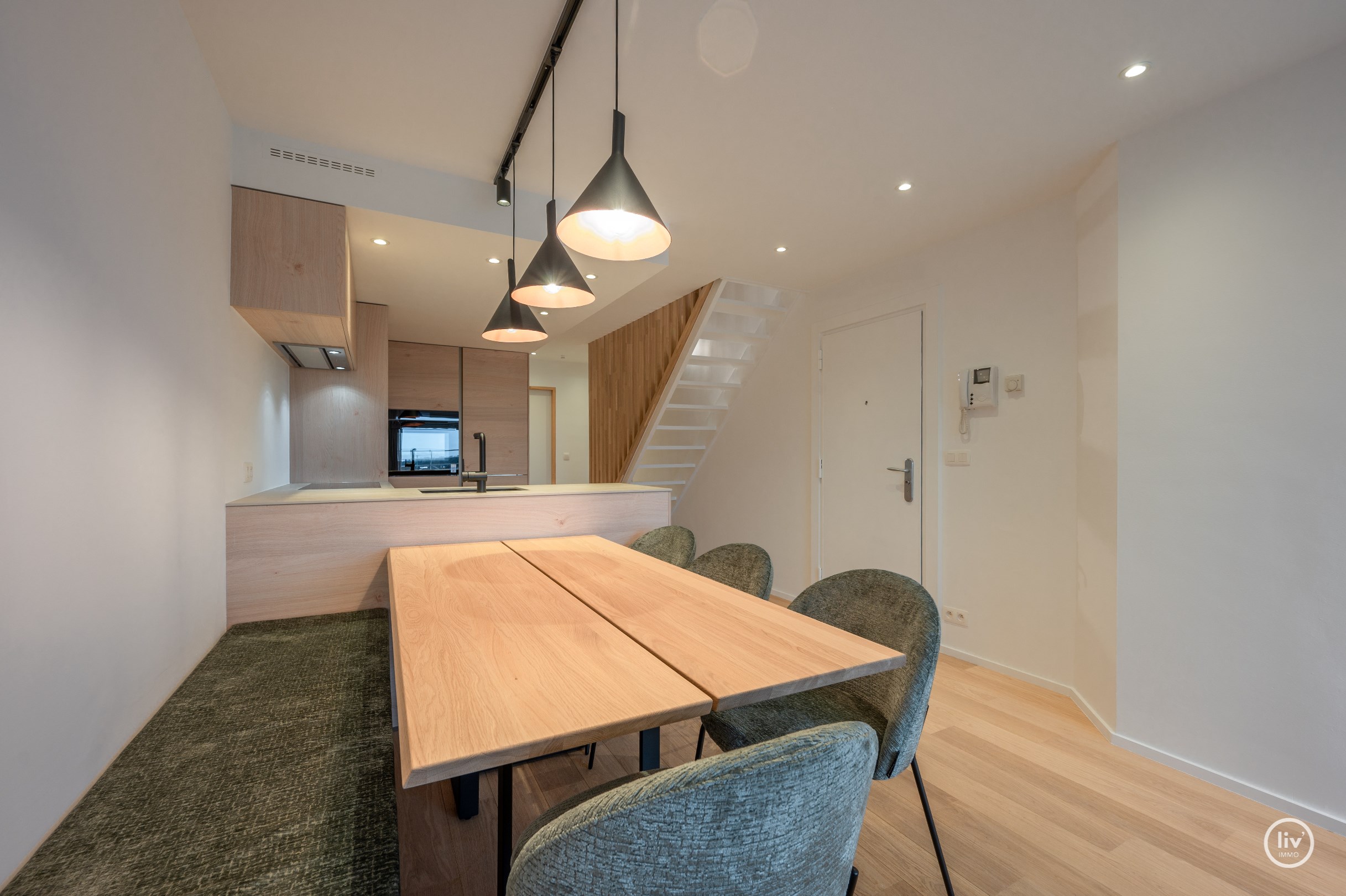 Un appartement en duplex rénové unique avec une magnifique terrasse ensoleillée offrant une vue dégagée situé sur la Kustlaan au cœur du Zoute. 