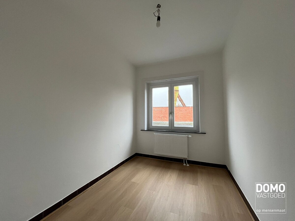 RUIME HALFOPEN WONING MET 3 SLAAPKAMERS IN LUMMEN 