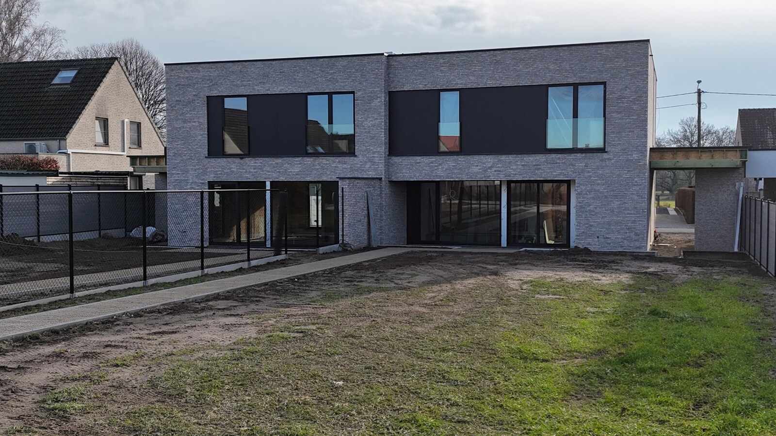 EXCLUSIEVE NIEUWBOUWONINGEN HALF OPEN BEBOUWING VOORZIEN VAN EEN HOOGWAARDIGE AFWERKING EN MET 4 SLAAPKAMERS, TUIN EN CARPORT TE KERMT 