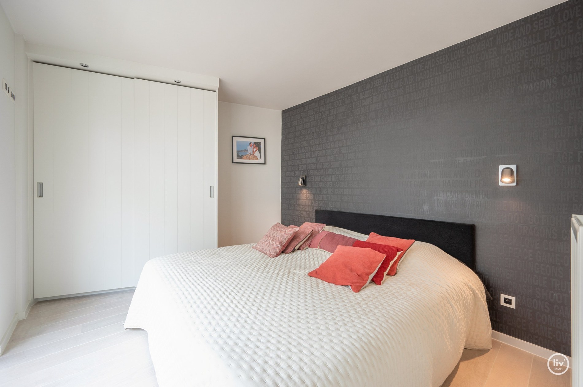 Appartement spacieux et prêt à emménager avec 3 chambres, très bien situé à proximité des commerces de l'avenue Dumortier et de l'a 