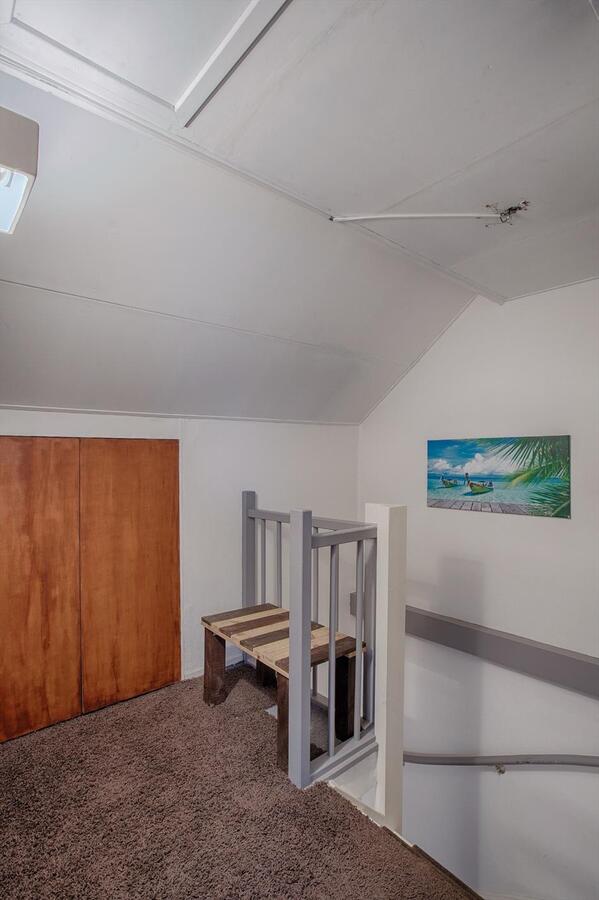 Halfvrijstaande woning met berging en vrije achterom gelegen in een rustige wijk in Bladel. 