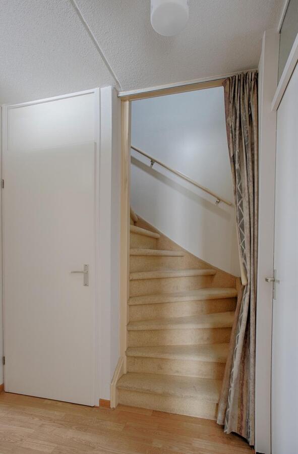 Halfvrijstaande woning met garage/carport gelegen op 275 m2 aan de Prs. Marijkestraat 7 te Bergeijk. 