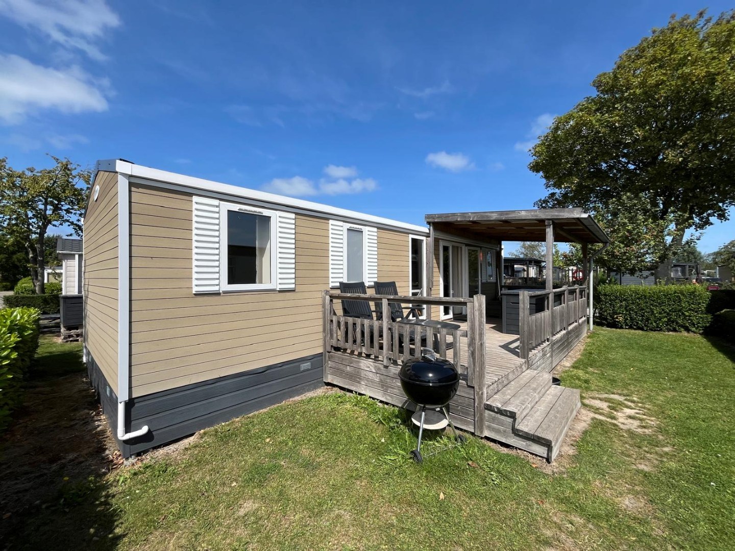 T.A. Makelaardij biedt aan – Chalet Z111-: Op een schitterende locatie in een goed verzorgd recreatiepark aan de kust van Walcheren bieden wij dit leuke chalet aan. 