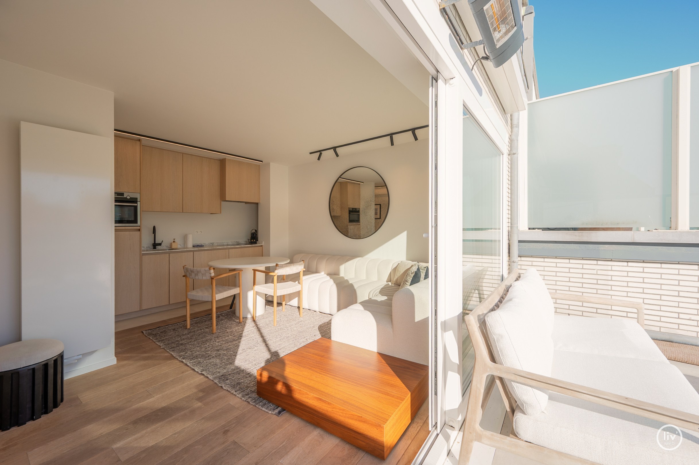 Prachtig gerenoveerd appartement met 2 slaapkamers gelegen in een zijstraat van de zeedijk en op wandelafstand van het Driehoeksplein. 