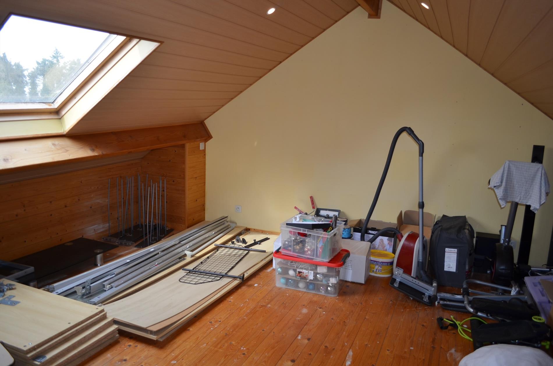 Knap gerenoveerde gezinswoning met  2 slpks (mogelijkheid 3), carport en tuin goed gelegen te Aalter 