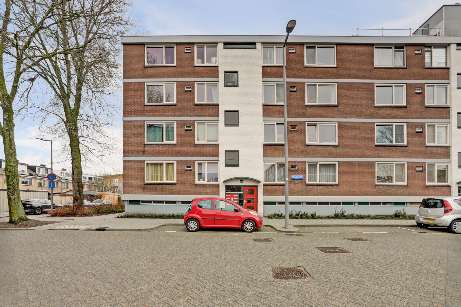 3-kamer appartement op de derde verdieping met balkon op het oosten en een berging van 13 m² in de onderbouw. 