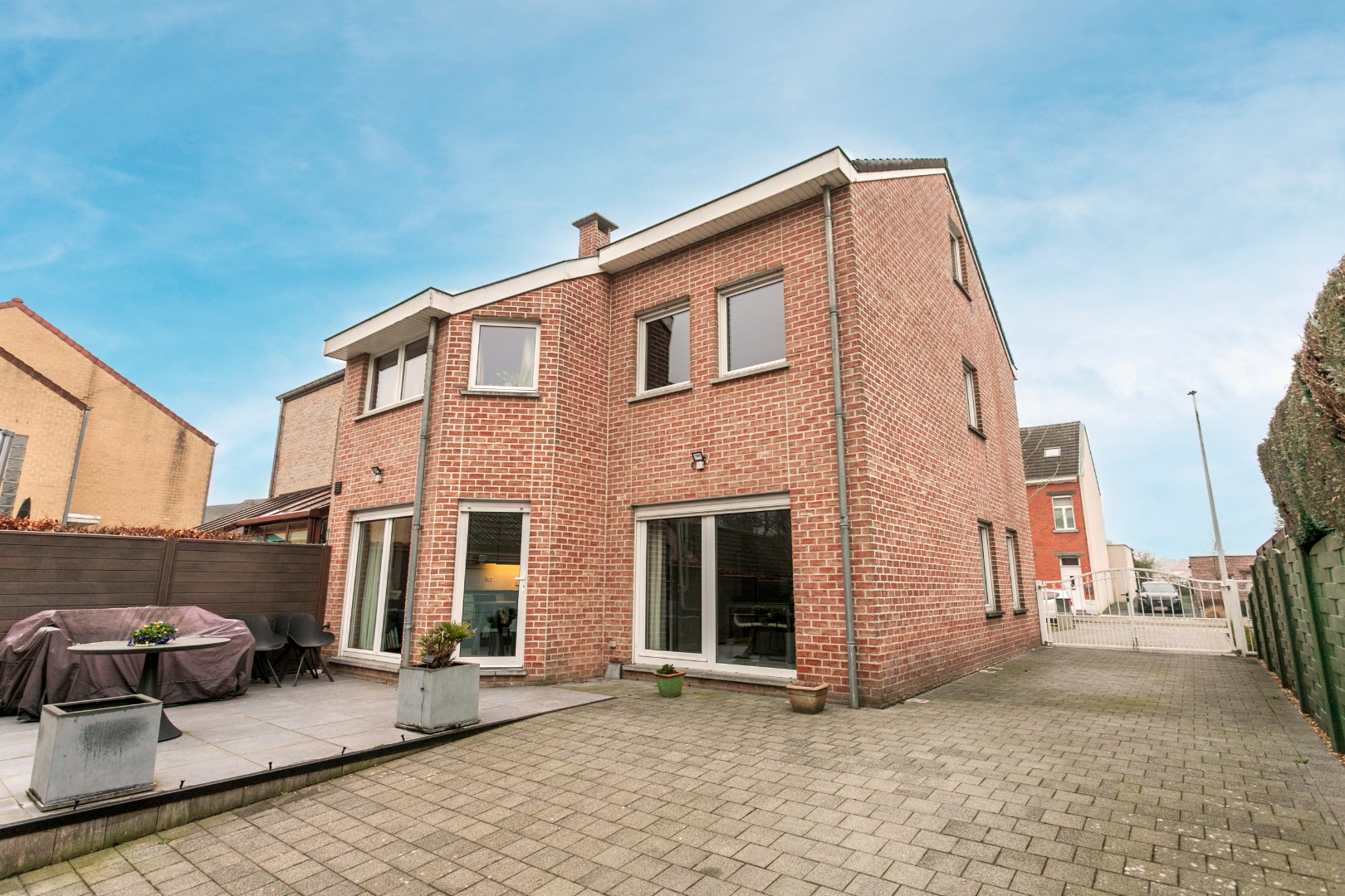 Instapklare woning 3 slpks, garage en ruime tuin (8,8are) 