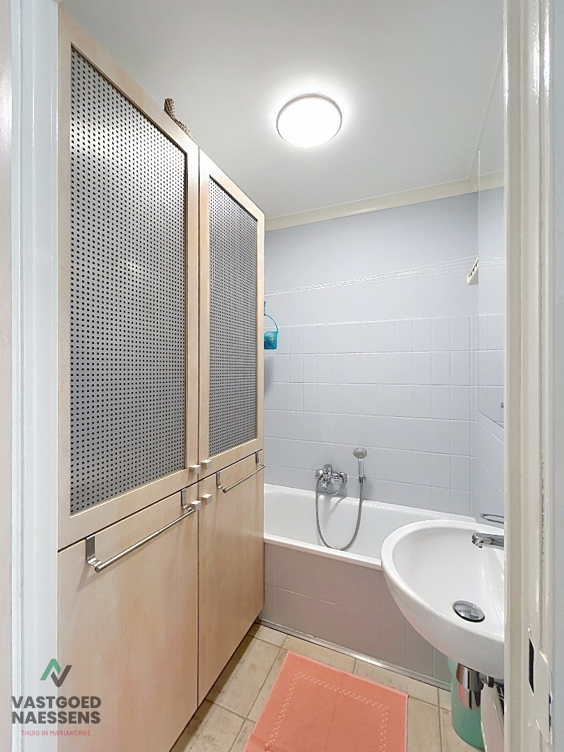 Studio prête à emménager avec vue latérale sur la mer 