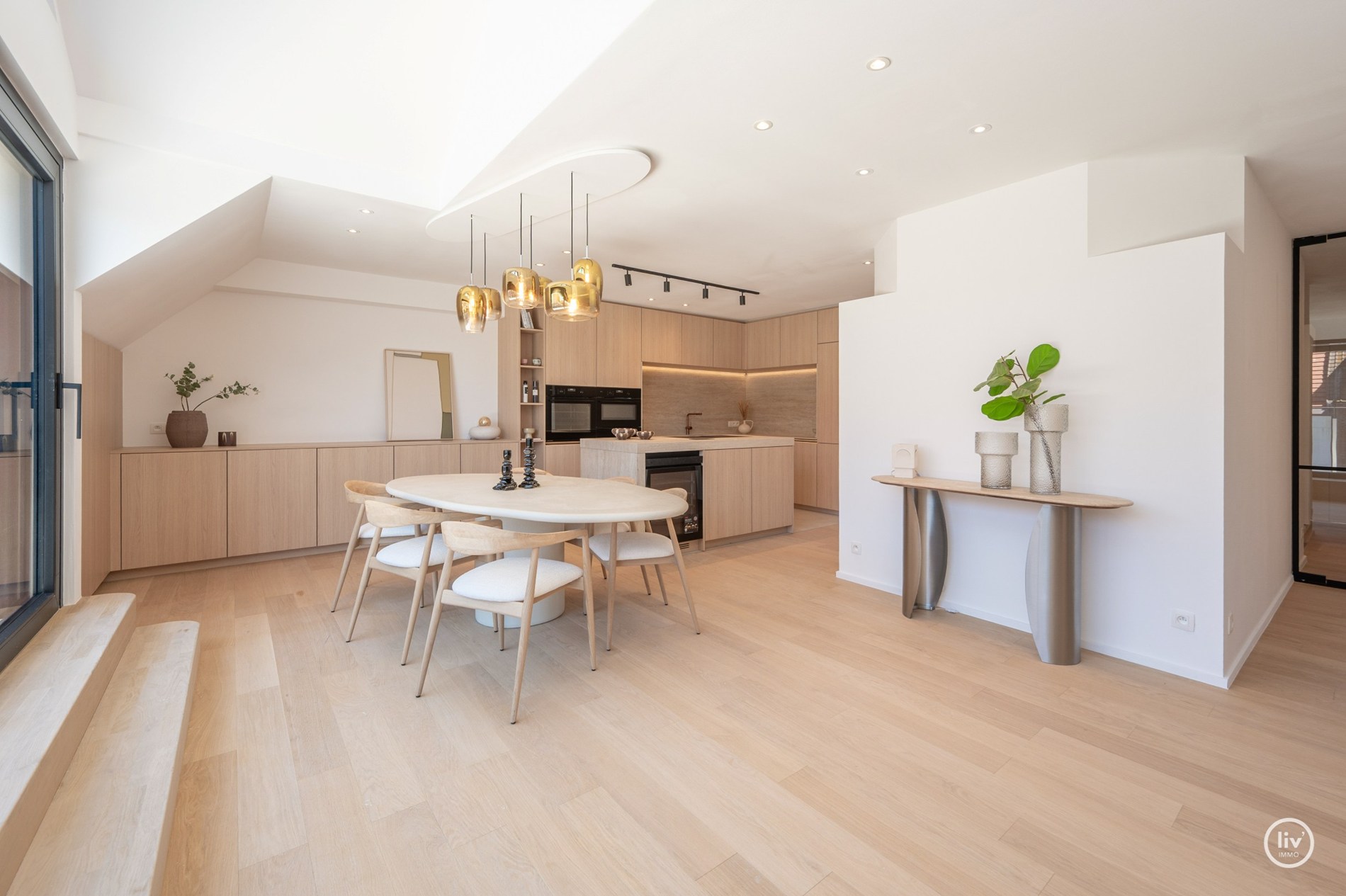 Prachtige ruime duplex (216 m2) top gerenoveerd gelegen op de Leopoldlaan te Knokke. 