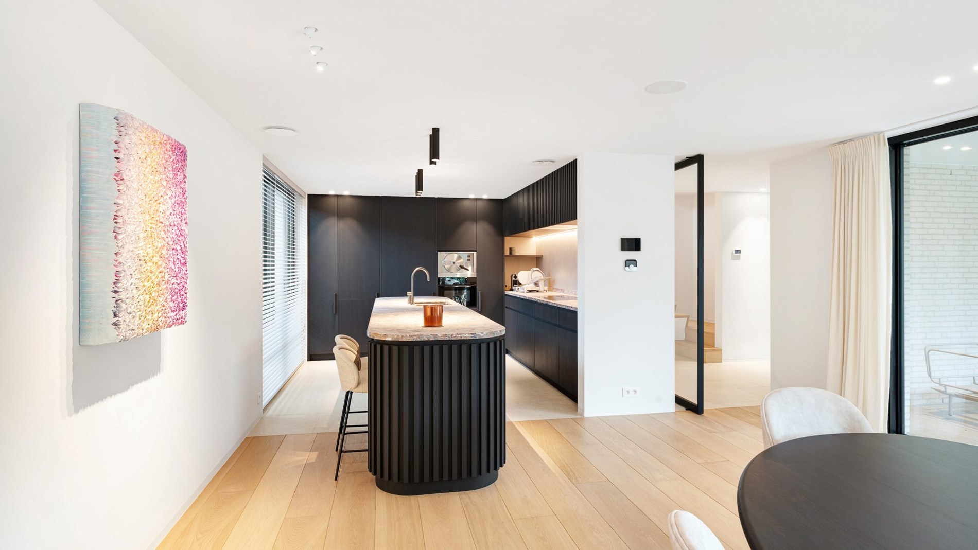 Prachtig vernieuwde villa rustig gelegen tussen Knokke centrum en Het Zoute met een perfecte Zuid-West oriëntatie. 