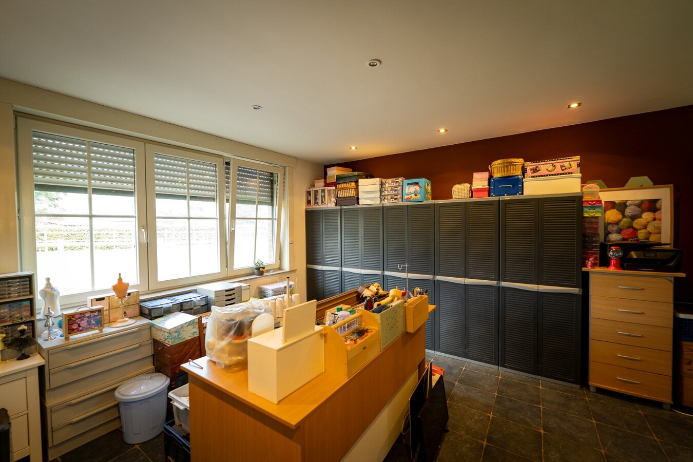 Ruime woning met buitenpiste en kleine binnenpiste op ca. 1,03ha te Hoeselt 