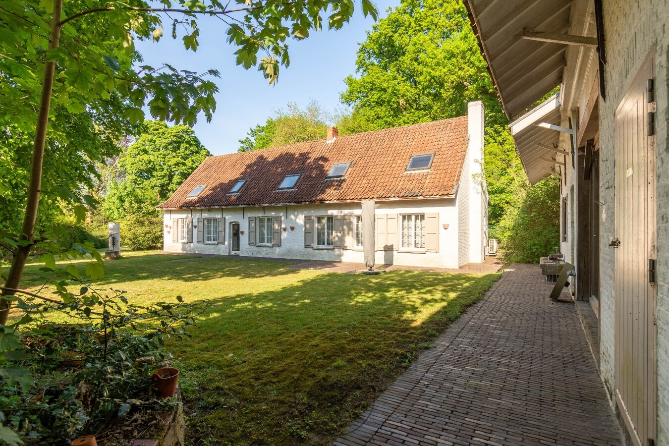 Hoeve-villa met bijbouw op residentiële droomlocatie 