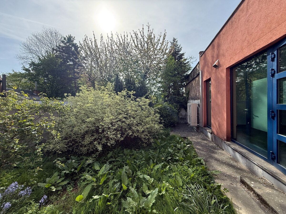 À Dottignies : surface commerciale modulable de ±116 m² avec jardin et excellente visibilité ! 