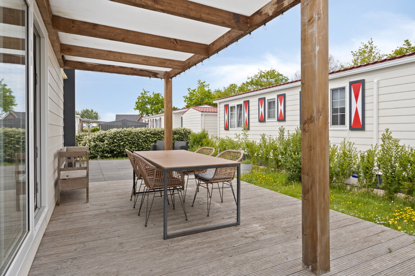 Ontsnap aan de dagelijkse hectiek en geniet van een welverdiende vakantie in deze charmante chalet (nr. ME46), te koop aangeboden op park Duinzicht in Koudekerke! 