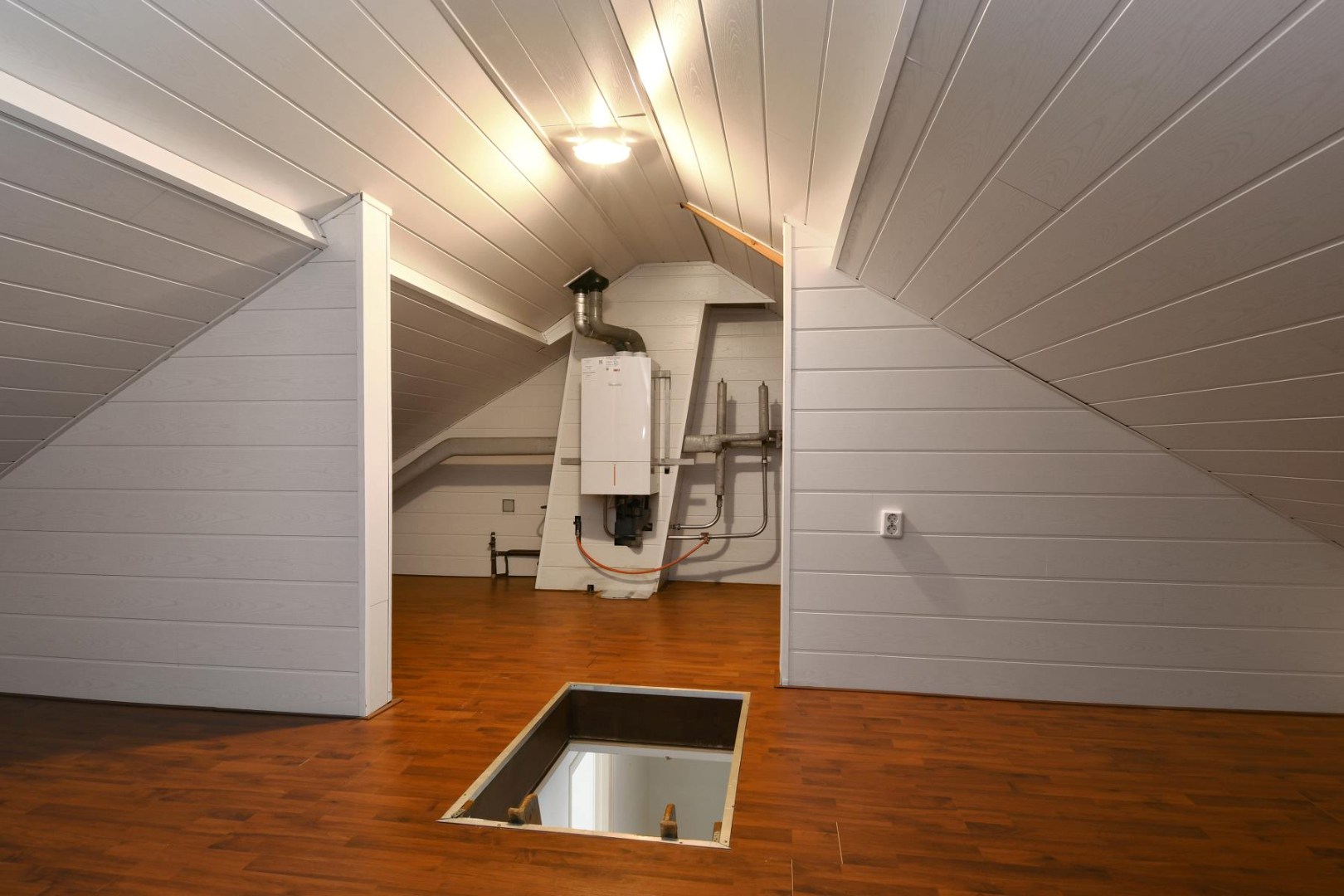 Geschakelde 2-onder-1-kap woning met serre, vier slaapkamers en inpandige garage gelegen nabij het centrum van Panningen 