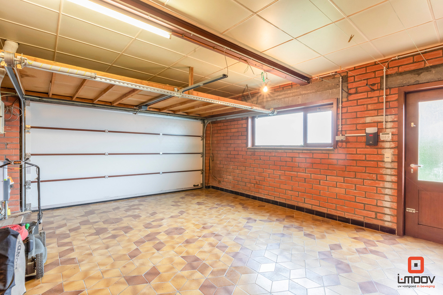 Ruime bungalow met prachtige tuin en garage 