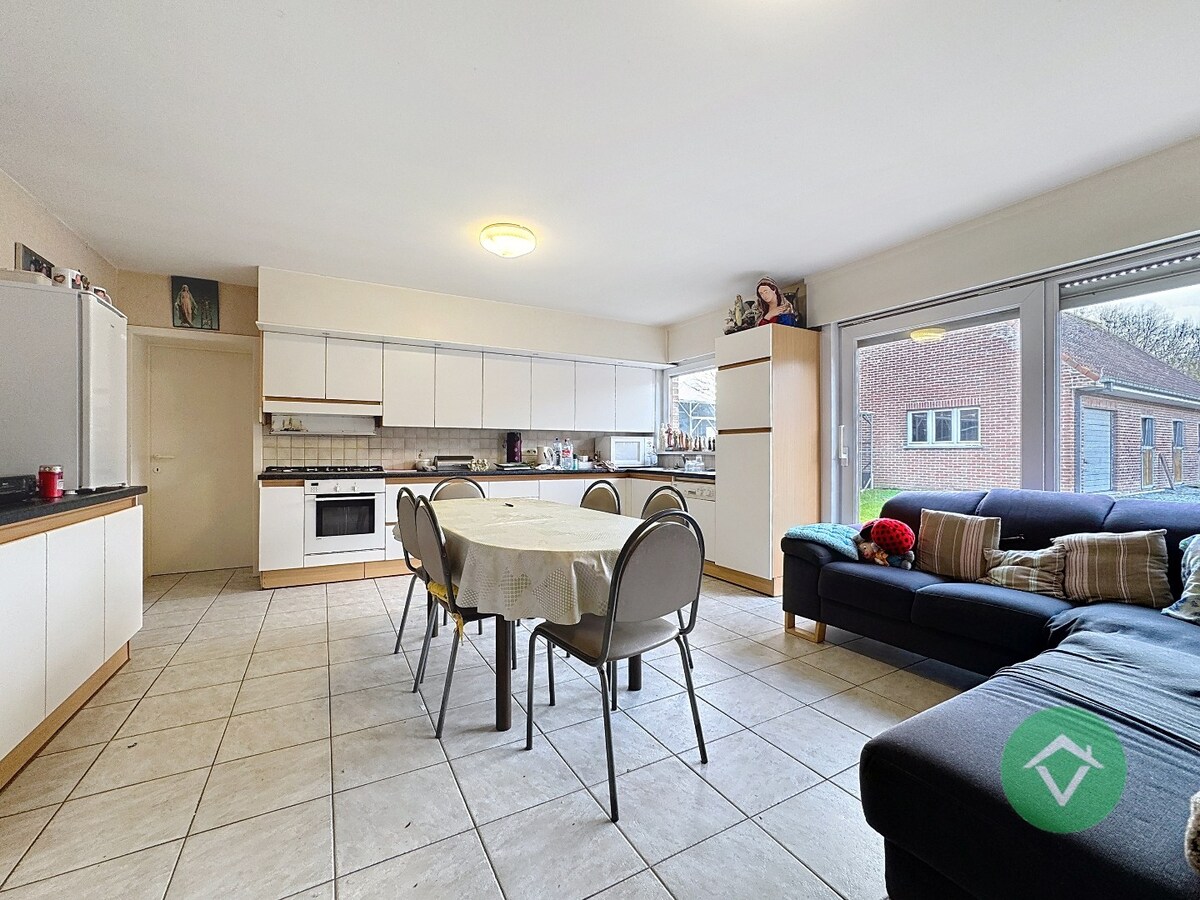 Alleenstaande woning met naastliggend stuk bouwgrond en weide te Eernegem 