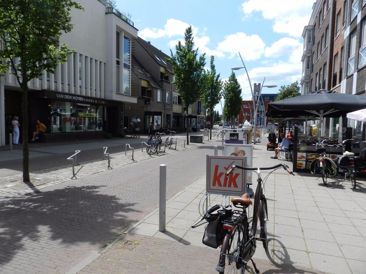 Zeer fraaie winkelruimte, centraal gelegen in de hoofdwinkelstraat van Bladel. 360 m2 winkelruimte met keuken en toilet. Per direct beschikbaar. 