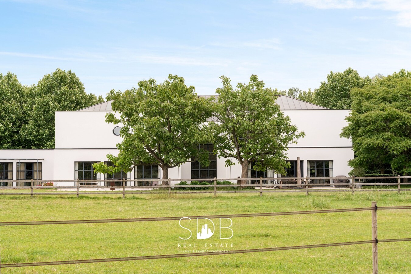 Prachtige villa met hippische accommodatie en graslanden +/-  23 ha 