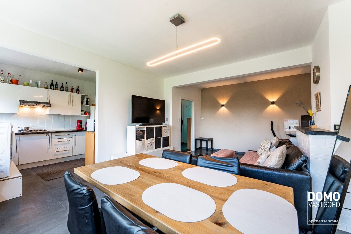 RUIM APPARTEMENT MET 2 SLAAPKAMERS, 2 ZOLDERKAMERS EN 2 GARAGES TE RUNKST 