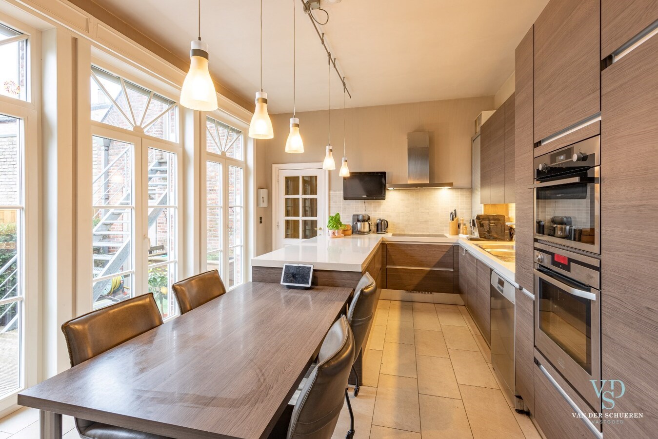 Ruim en stijlvol wonen in hartje Gavere. 