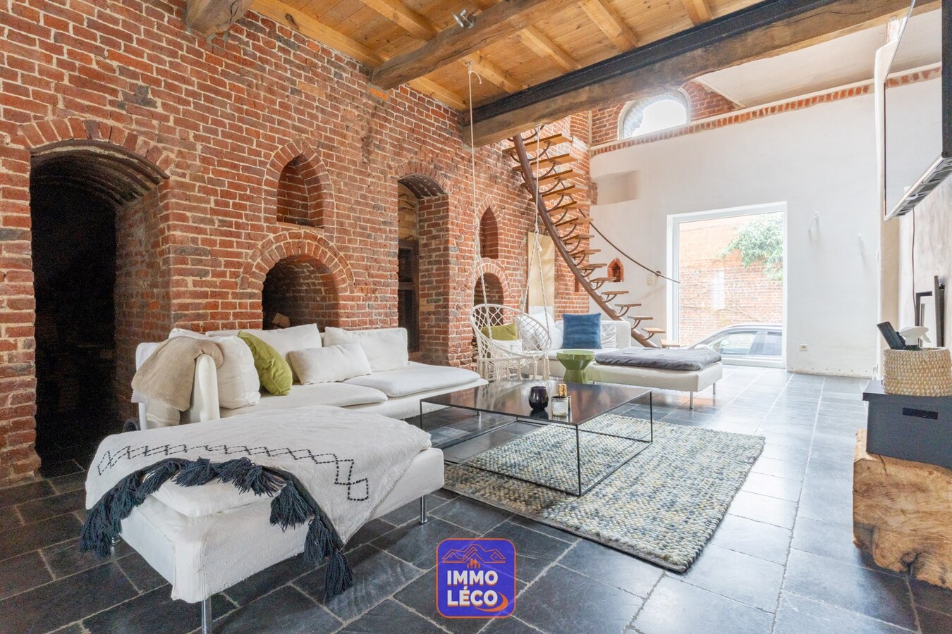 Ensemble immobilier avec restaurant, habitation, entrepôt et bureaux, IDEAL INVESTISSEURS !! 