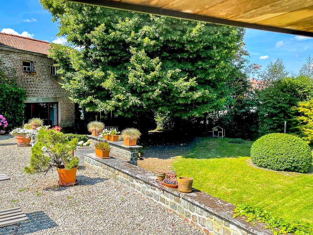 Grand espace professionnel avec maison de style en semi plain-pied, érigés sur 1800m² ! 