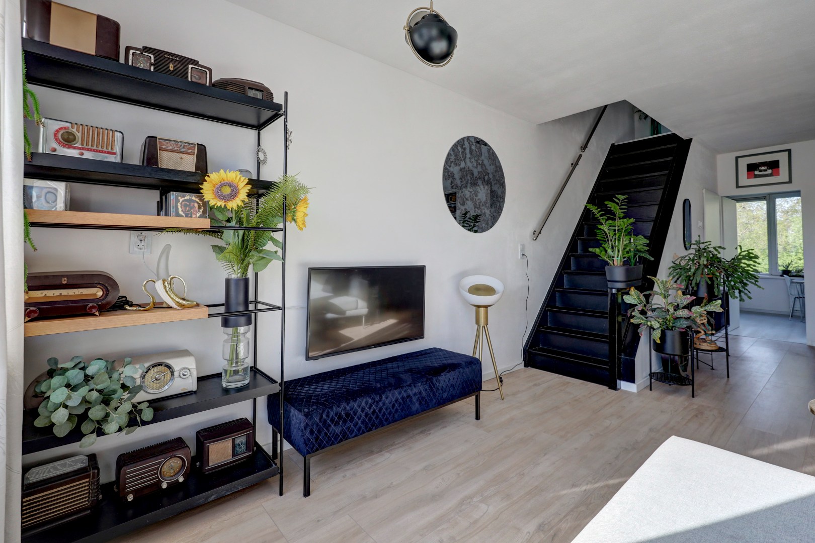 Woon-aanbieding 2 voor de prijs van één! Verrassend ruime 5-kamer woning, zonnige achtertuin, 2 keukens, 2 badkamers, parkeergelegenheid voor de deur.. 