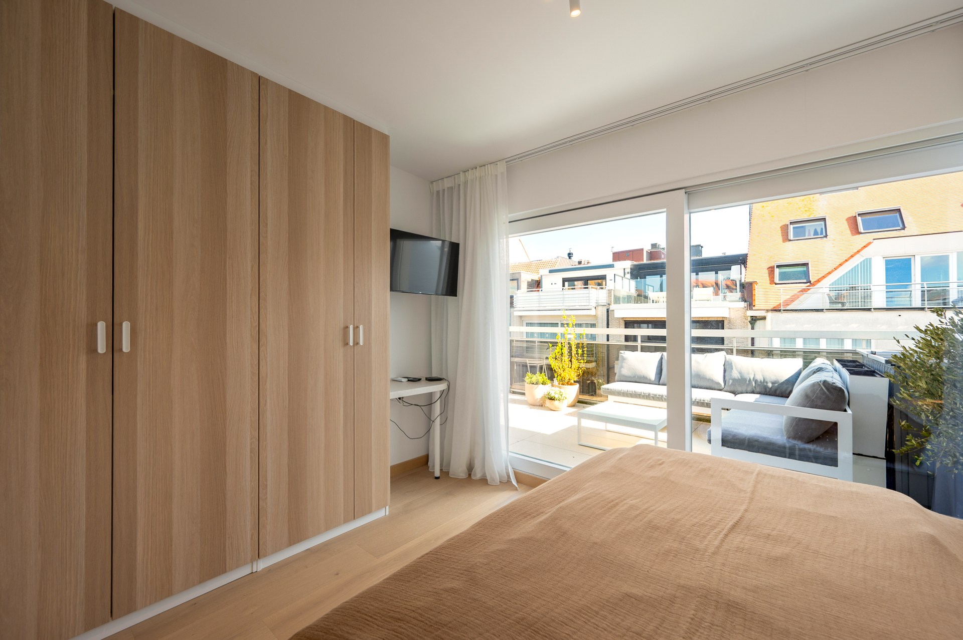 Penthouse duplex exceptionnel de 125 m² dans la résidence William, un bâtiment récent et élégant (2020), parfaitement situé au centre de Knokke. 