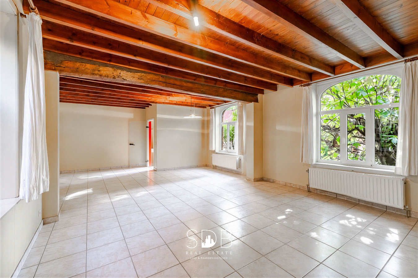 Authentieke hoeve met achterliggend groen op 5.192m² 