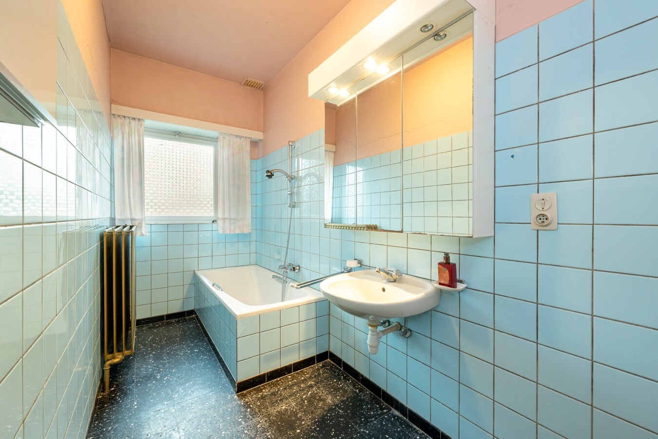 Unieke eigendom op 13.183 m² met te renoveren woning en vergunde stallingen 