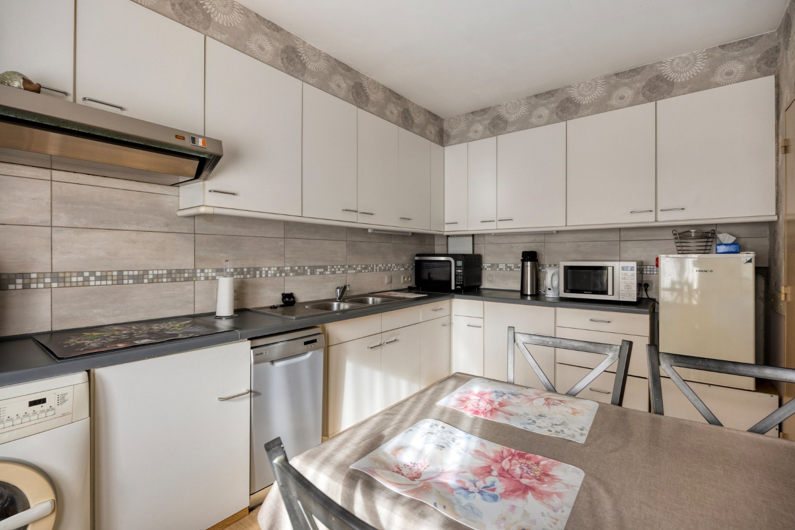 Instapklaar appartement met 3 slpk. en garage nabij centrum Mol 