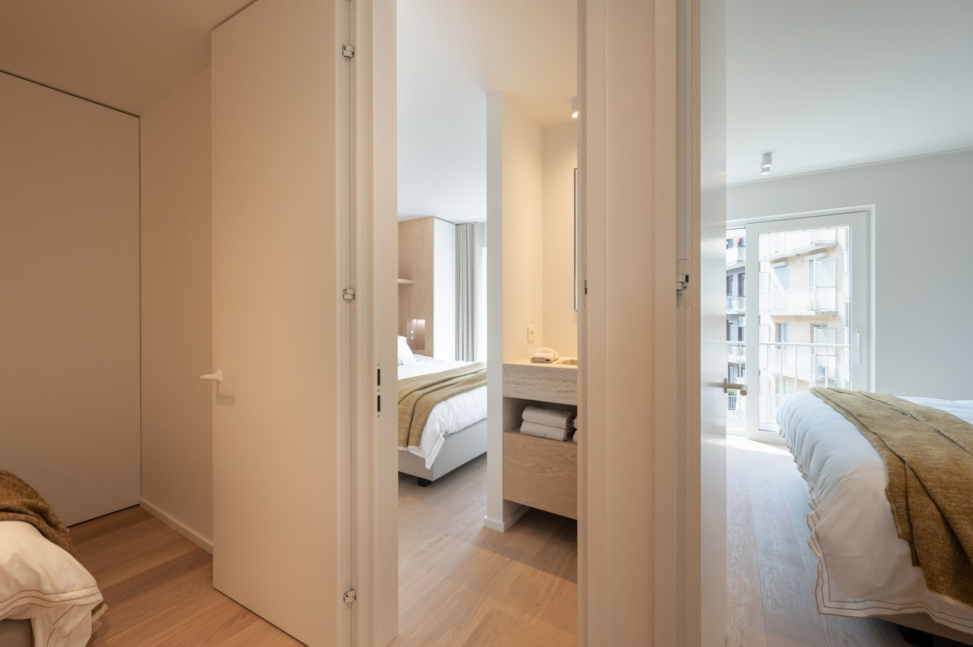 Appartement exclusivement rénové avec 3 chambres à vendre près de la plage d'Albert et de la place de la Lumière. 