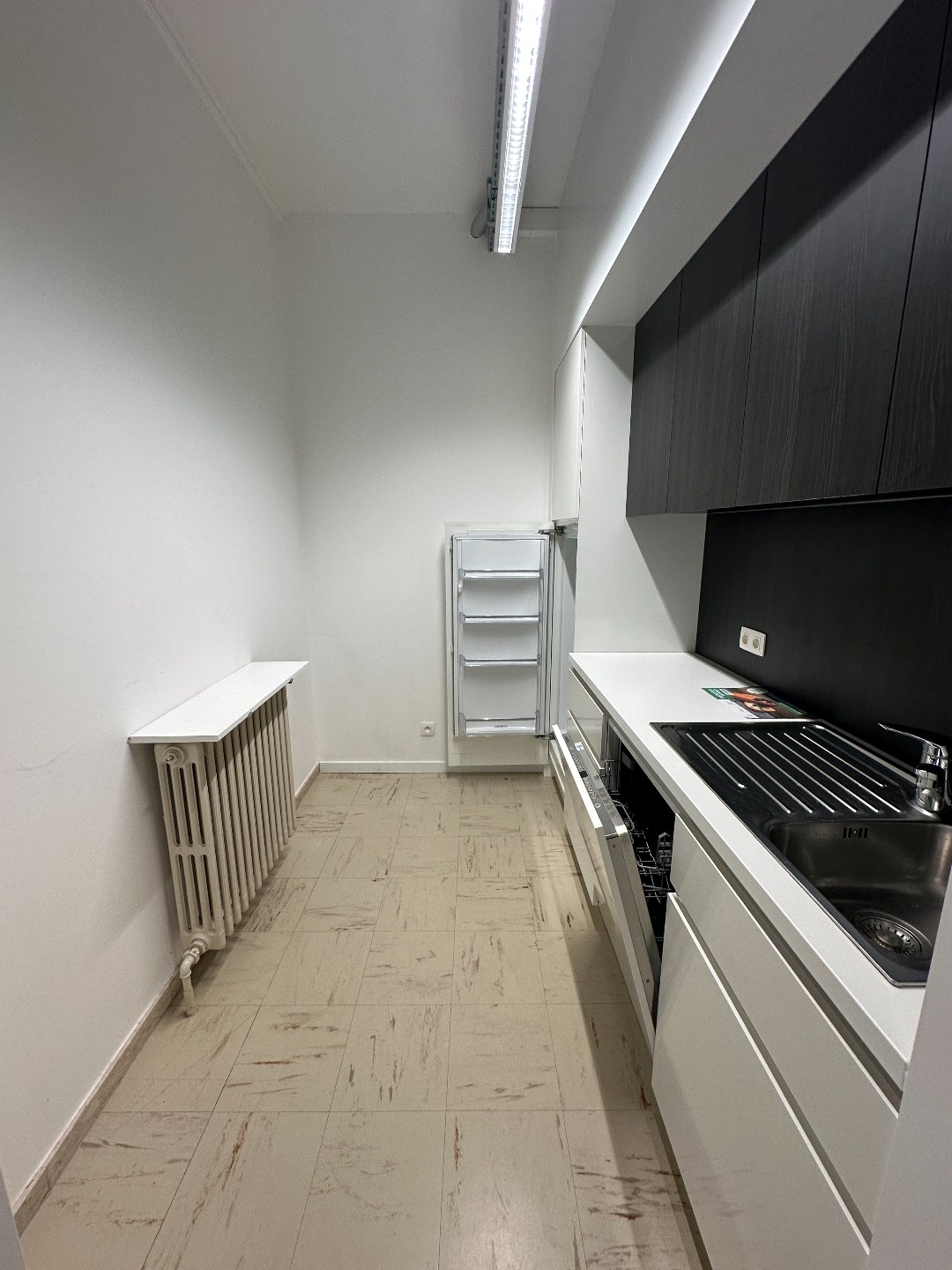 Instapklare kantoorruimte (+/- 100 m²) met 2 parkeerplaatsen, Torhout centrum 