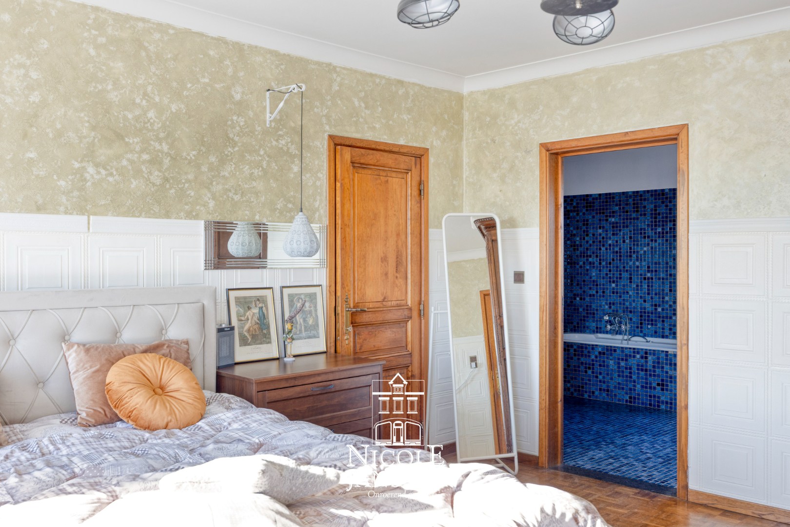 Slaapkamer met toegang tot badkamer