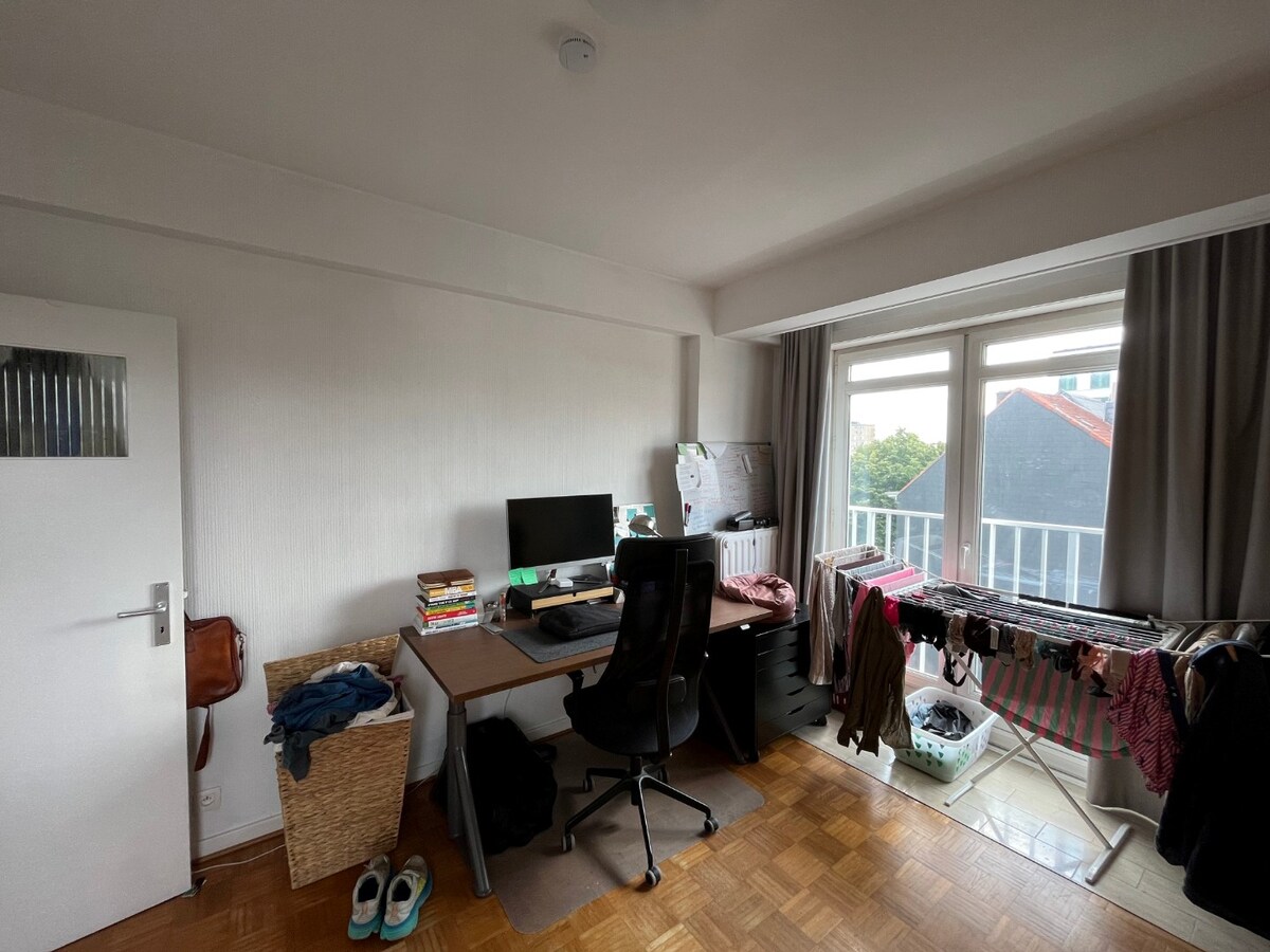 Ruim, lichtrijk appartement met garage én berging (kelder). 