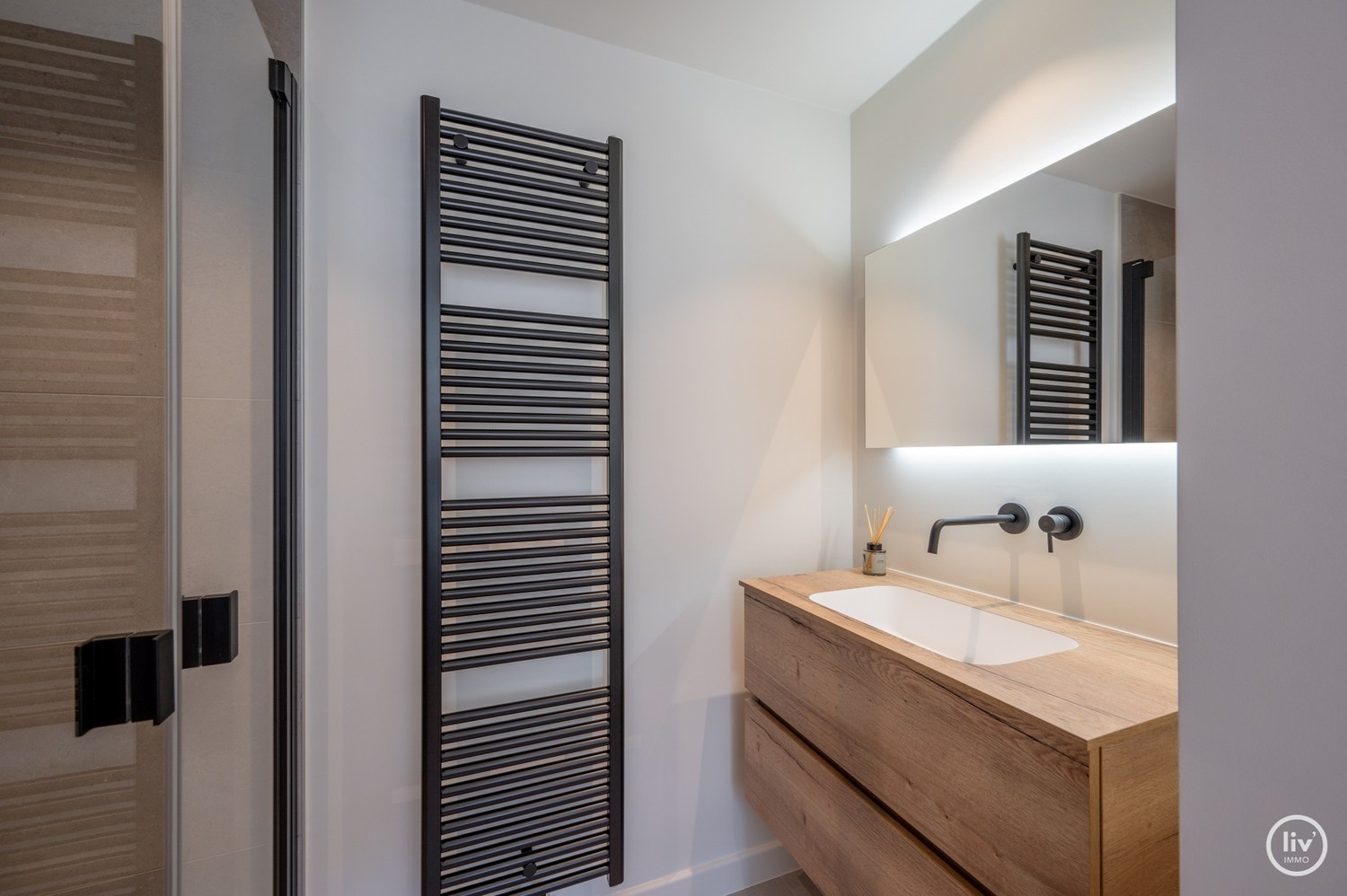 Prachtig, ruim gerenoveerd appartement met een mooie gevelbreedte van 7 m, gelegen op de Lippenslaan te Knokke. 