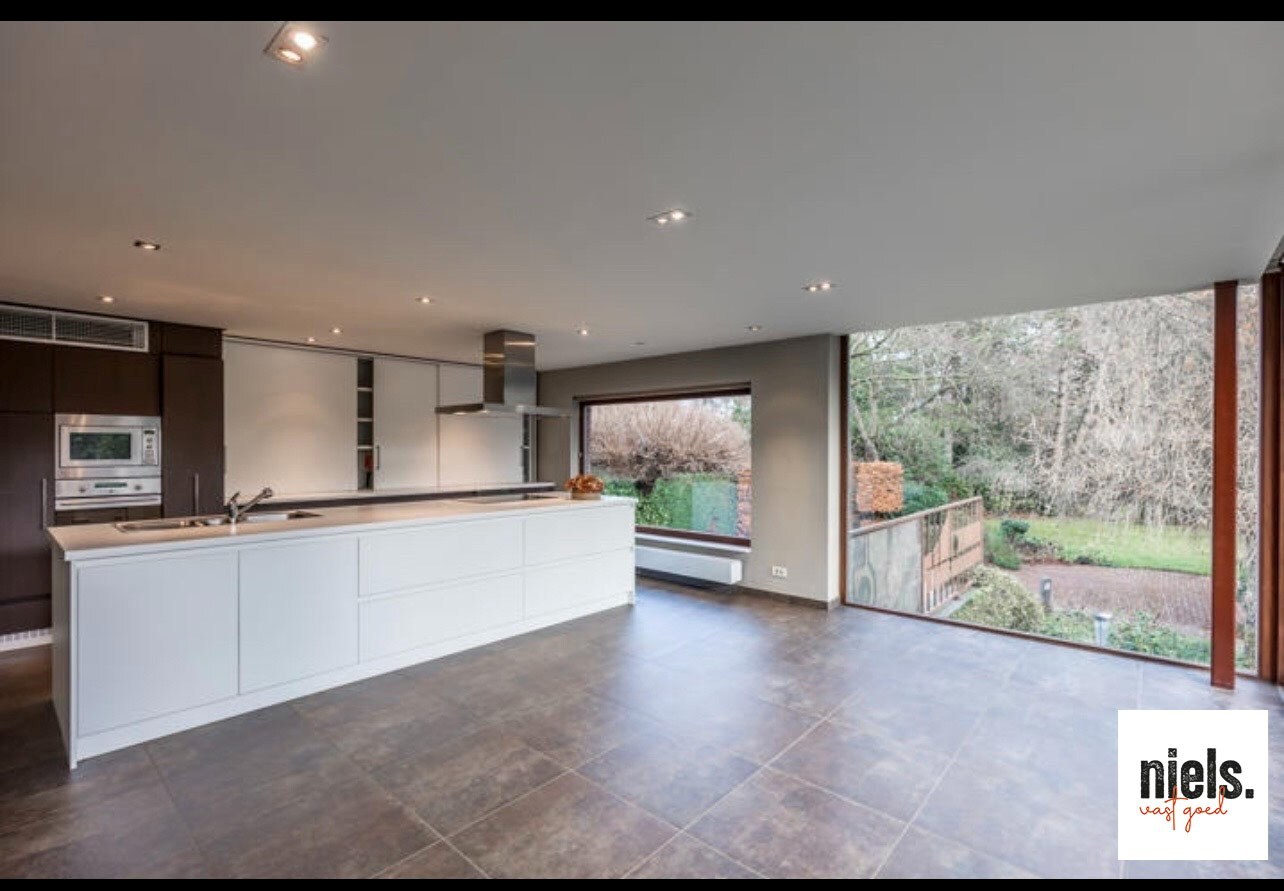 Bemeubelde villa met prachtige tuin 