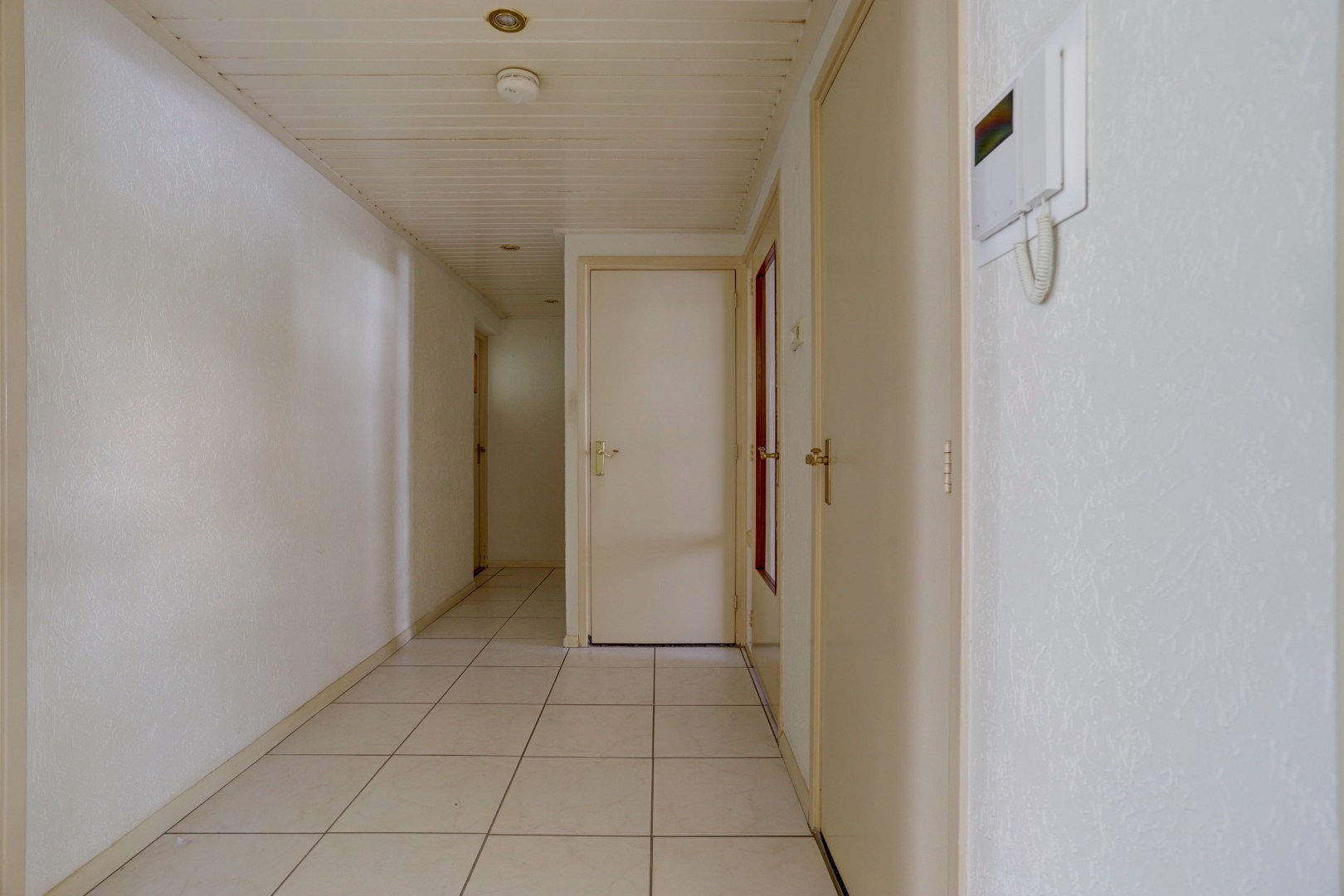 Bijna 100 m² gelijkvloers woonplezier op de begane grond met terras van ca. 36 m².  Deze 3- (voorheen 5) kamerwoning is gelegen op eigen grond! 