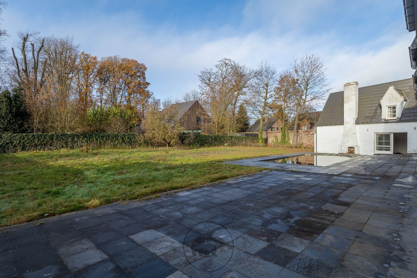 Op te frissen villa op residentiële droomlocatie 