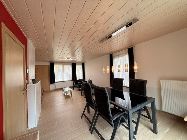 Halfopen woning met 3 slaapkamers, inpandige garage en mooie tuin in Kleine Brogel. 