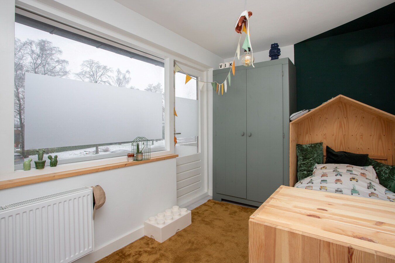 Zeer ruim halfvrijstaand woonhuis met aanpandige garage/berging en hobbyruimte/mantelzorgwoning. 