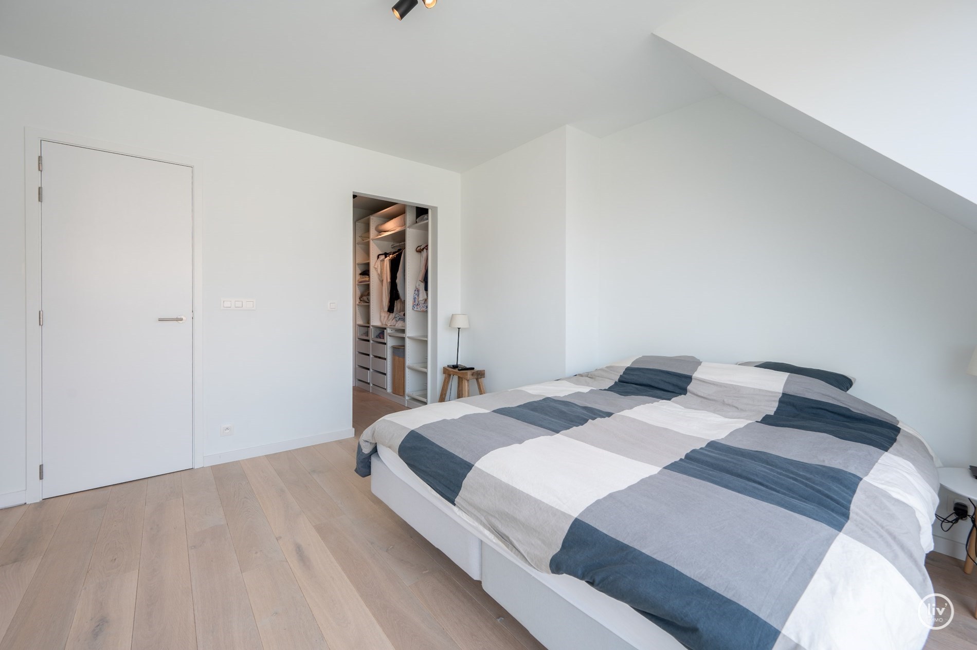 Magnifique triplex spacieux (199 m2) dans une rue adjacente à l'avenue Lippens, à proximité de la digue à Knokke. 