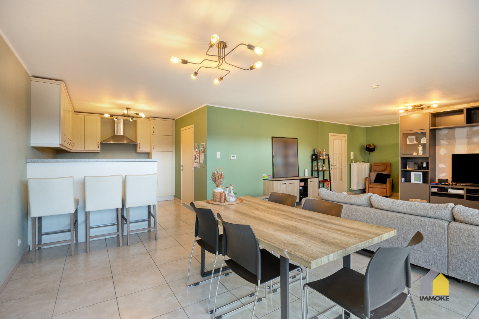 Gelijkvloers appartement (120 m²) met ruime woonkamer, 2 slpks. en terras. 