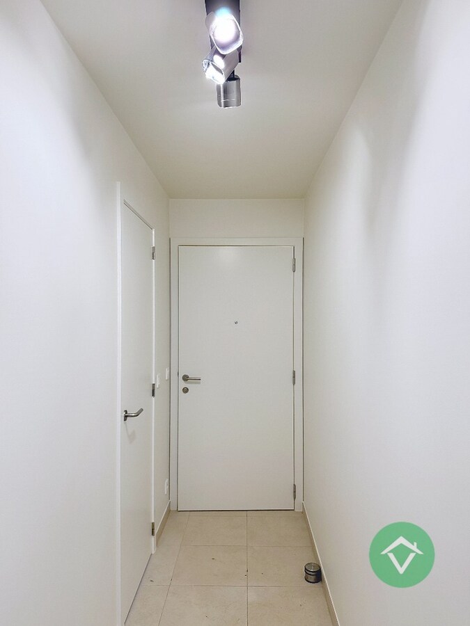 Volledig geschilderd Instapklaar appartement met garage in centrum Koekelare 