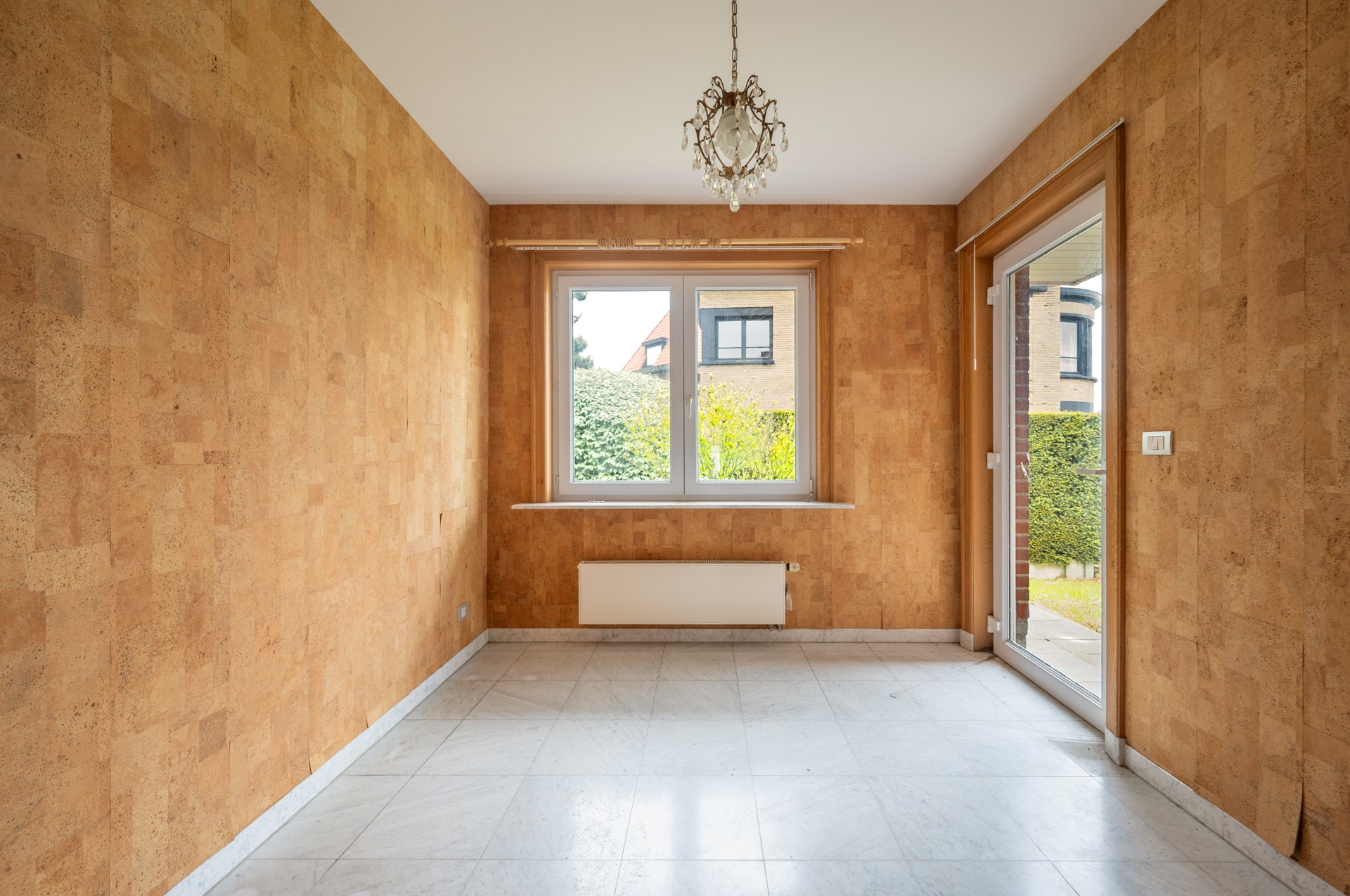 Ontdek deze karaktervolle villa, rustig gelegen in het gegeerde Duinbergen, op wandelafstand van het strand (incl. zeer ruime dubbele inpandige garage) 